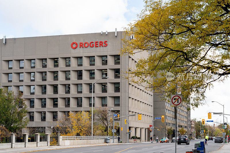 罗杰斯的办公大楼在布鲁尔街和Mt Pleasant路在多伦多。